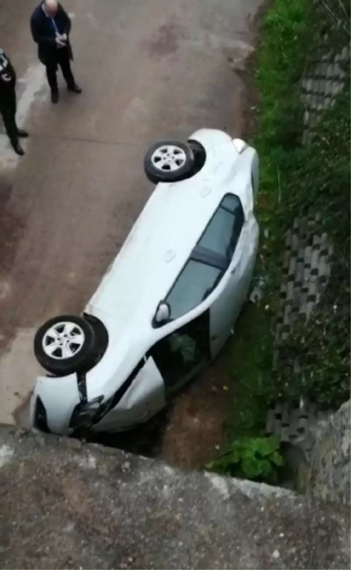 MALTEPE\'DE KONTROLDEN ÇIKAN OTOMOBİL KÖPRÜDEN AŞAĞI DÜŞTÜ