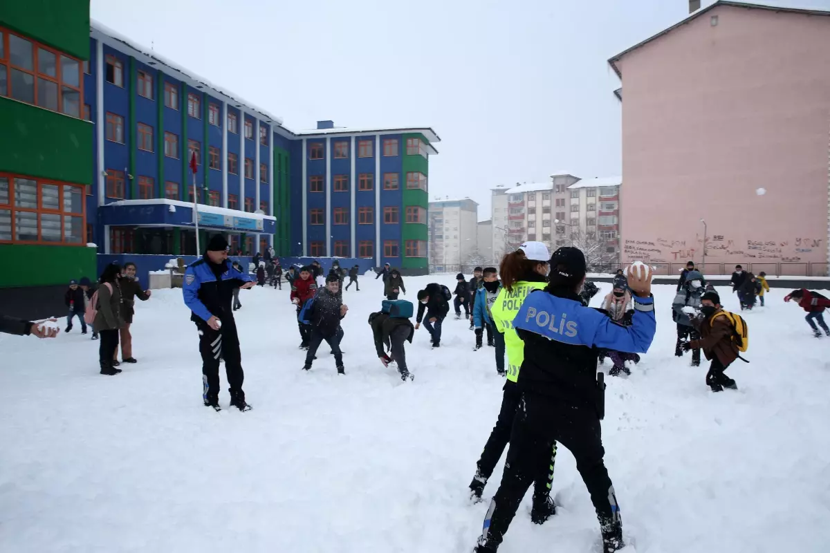 Polisler okul çıkışında çocuklarla kar topu oynadı