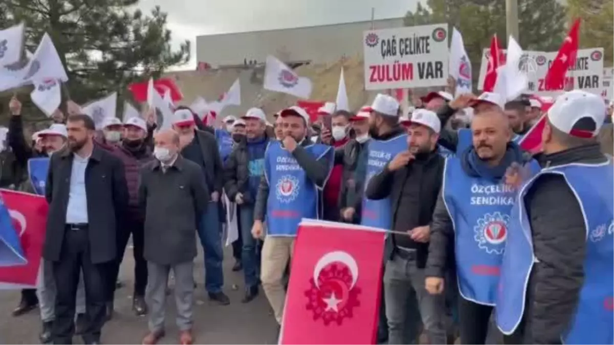 Özçelik-İş Sendikası üyesi grup, işten çıkartılan arkadaşları için eylem yaptı