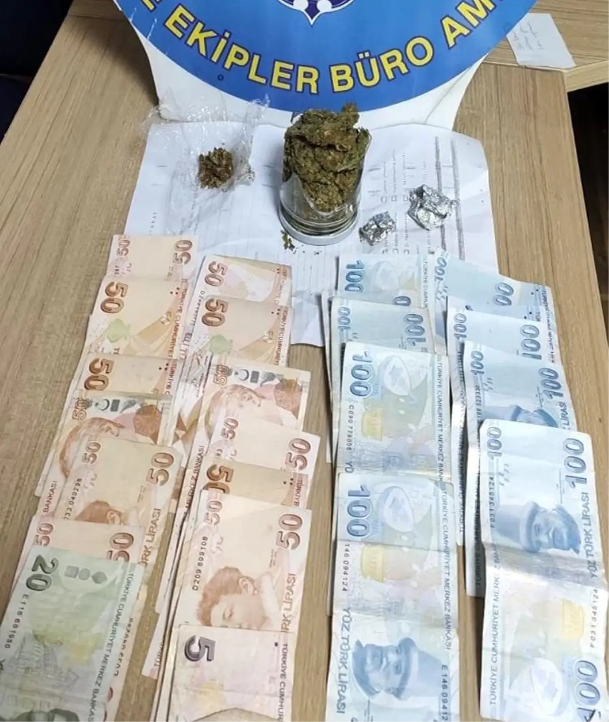 Son dakika haberi! Polisi görünce uyuşturucu dolu kavanozu dışarı attı