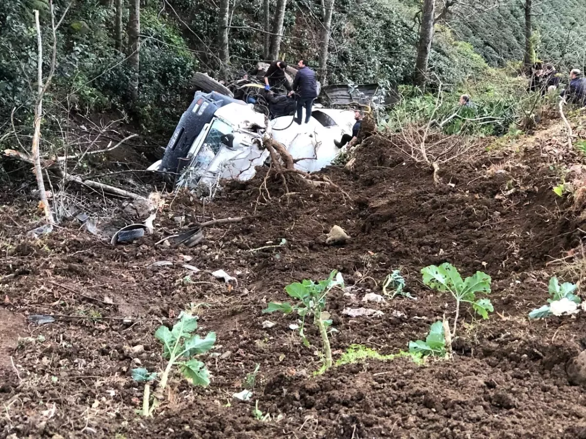 Rize\'de beton mikseri uçuruma yuvarlandı, sürücü son anda dışarıya atladı