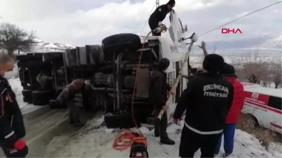 Saman yüklü TIR devrildi, sürücü yaralandı