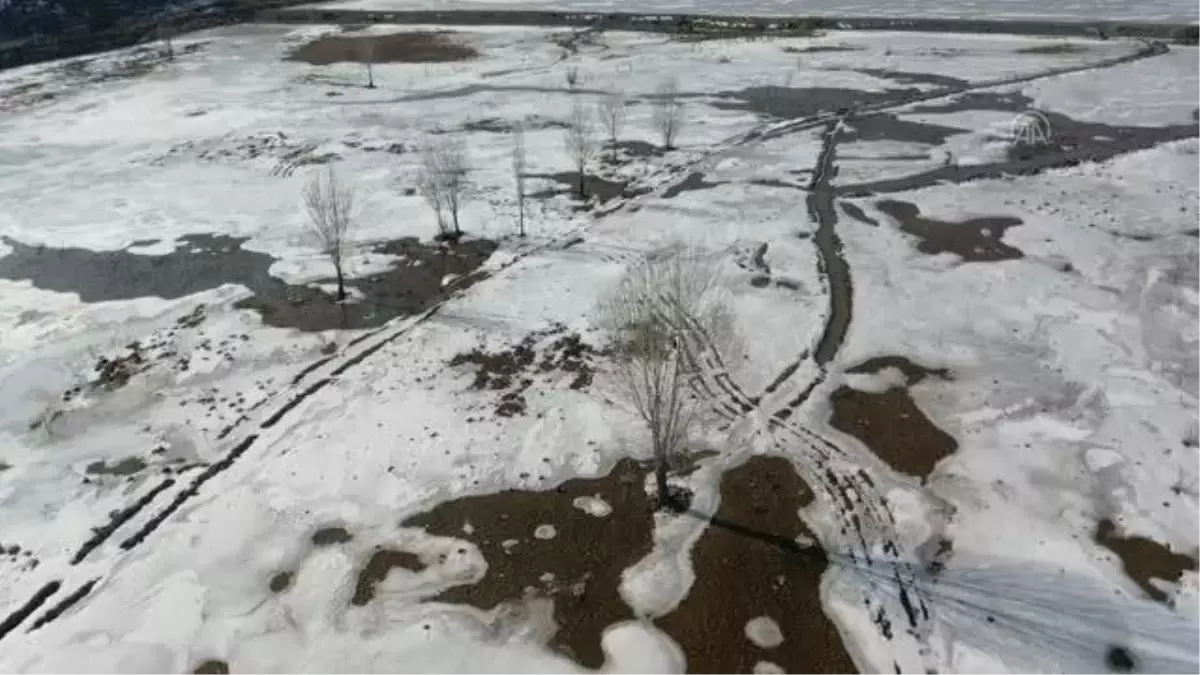 Soğuk hava nedeniyle çeşmeler, sulak alanlar ve barajlar dondu