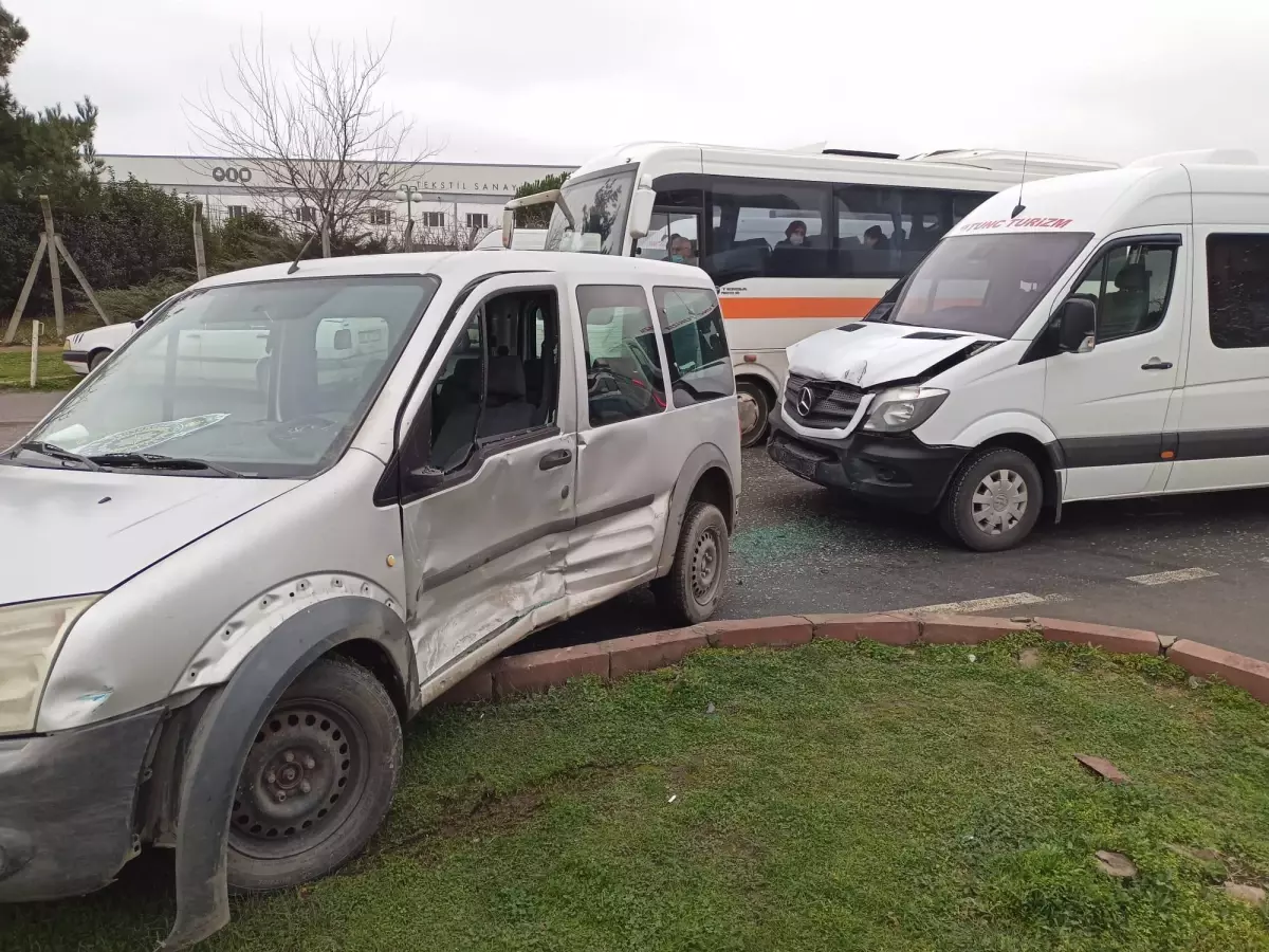 Tekirdağ\'da servis minibüsünün çarptığı polis otosundaki 2 polis hafif yaralandı