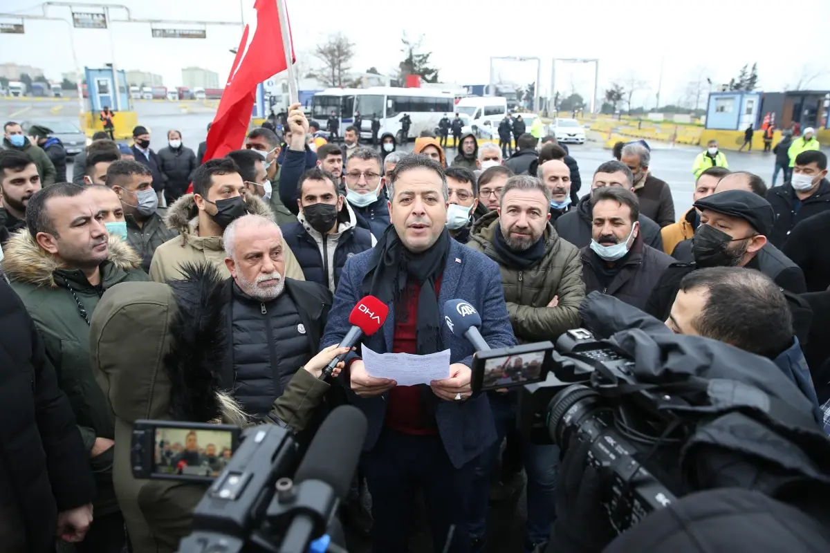 Tır şoförleri, Ambarlı Limanı\'na girişte ücret alınmasını protesto etti