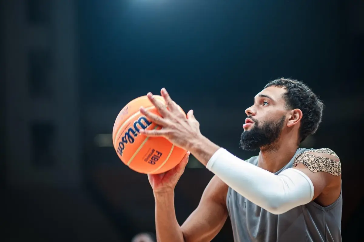 TOFAŞ, Kanadalı basketbolcu Tyler Ennis\'i transfer etti