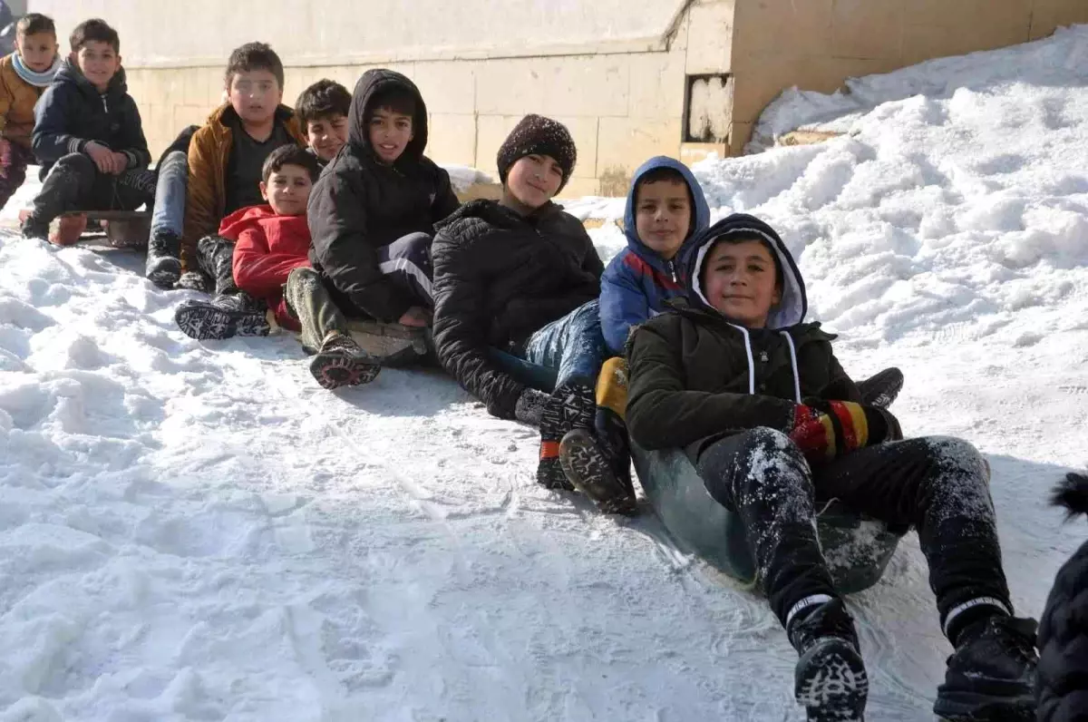 Yüksekovalı çocukların poşet, tahta, tepsi ve bidonlarla kayma keyfi