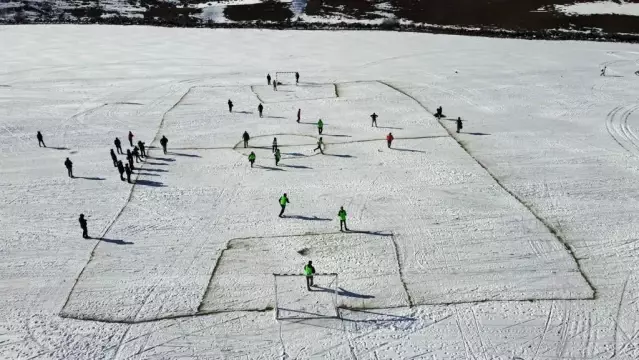 Yüzeyi buzla kaplı Çıldır Gölü'nde futbol keyfi