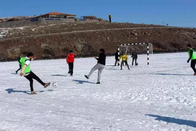 Yüzeyi buzla kaplı Çıldır Gölü'nde futbol keyfi