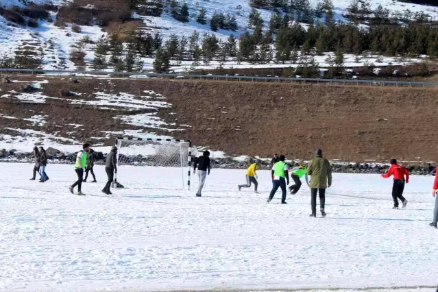 Yüzeyi buzla kaplı Çıldır Gölü'nde futbol keyfi