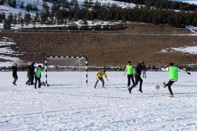 Yüzeyi buzla kaplı Çıldır Gölü'nde futbol keyfi