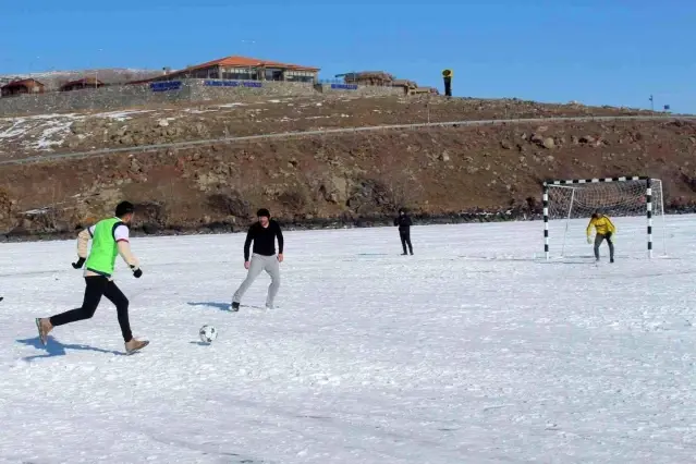 Yüzeyi buzla kaplı Çıldır Gölü'nde futbol keyfi