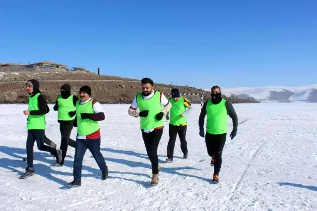 Yüzeyi buzla kaplı Çıldır Gölü'nde futbol keyfi