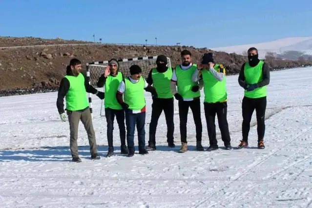 Yüzeyi buzla kaplı Çıldır Gölü'nde futbol keyfi