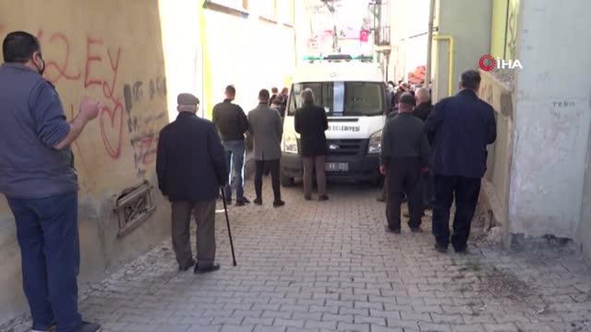 67 yıldır evli çifti birer gün araya korona virüsten hayatını kaybetti