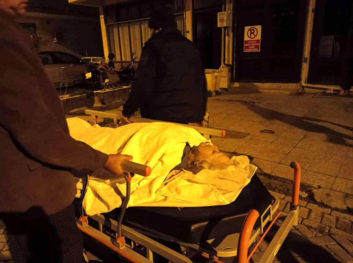 80 yaşındaki hasta, sokaklarda sedyeyle taşındı