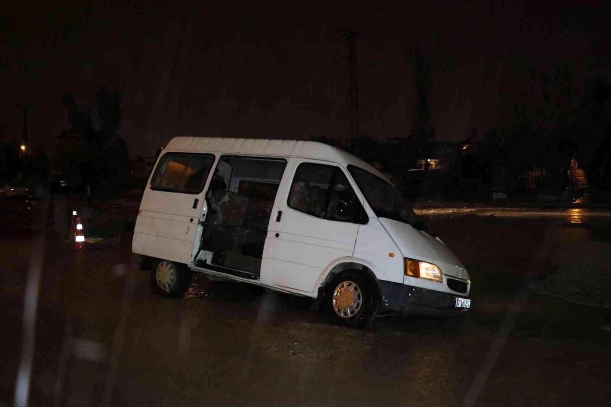 Adana\'da sağanak yağış sebebiyle yol çöktü, bir araç mahsur kaldı