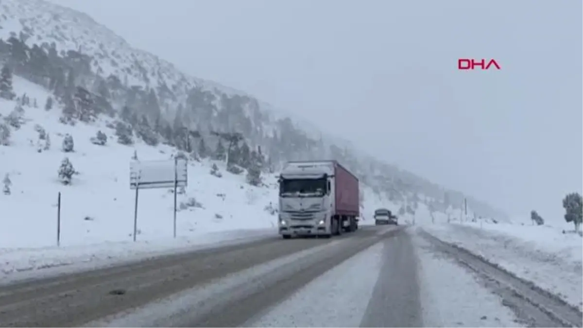 AKSEKİ\'DE YOĞUN KAR; ALACABEL MEVKİİNDE KARAYOLLARI EKİPLERİNİN YOĞUN MESAİSİ