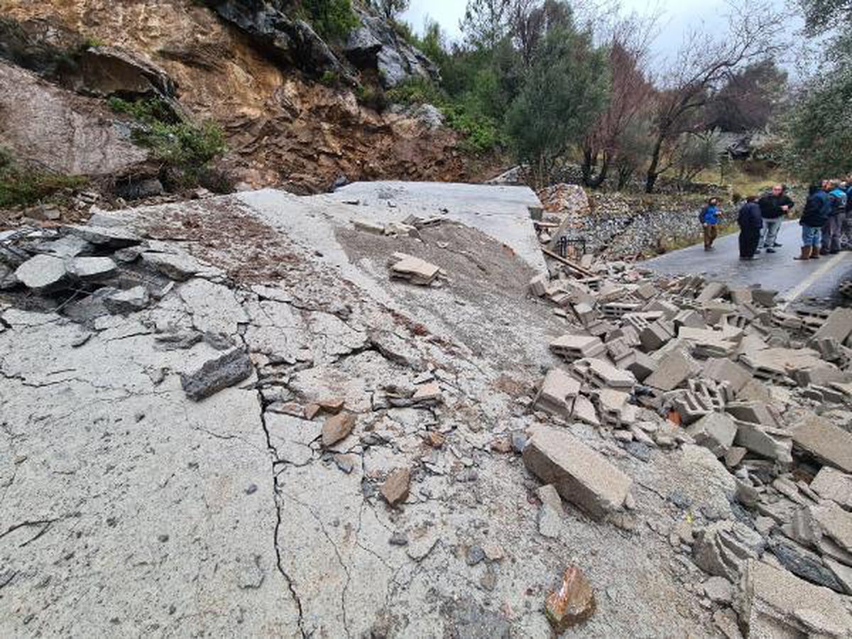 Alanya'da dağdan kopan kaya parçaları 3 katlı evi yıktı
