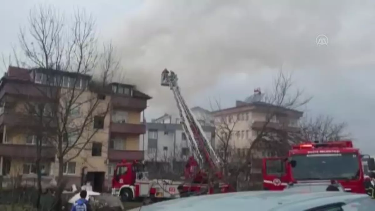 Apartmanda çıkan yangında iki daire hasar gördü