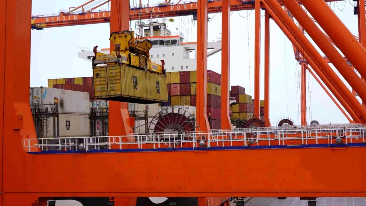 Bakan Karaismailoğlu: 2021\'de elleçlenen konteyner miktarı 12,5 milyon TEU\'yu aştı