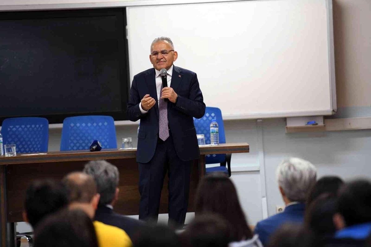 Son dakika: Başkan Büyükkılıç liselilerle tecrübelerini paylaştı