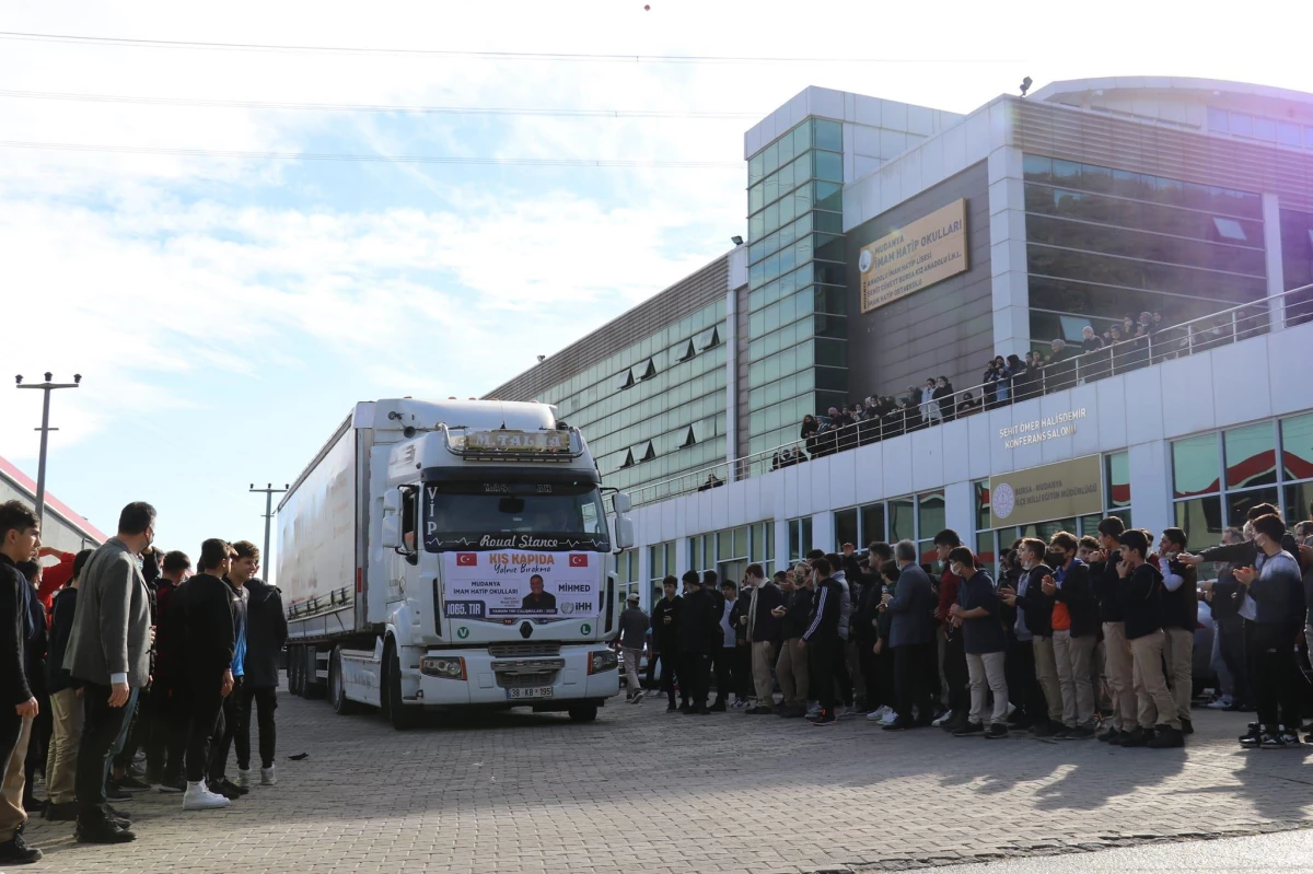 Bursa\'da toplanan insani yardım malzemeleri Suriyeli mağdurlara gönderildi