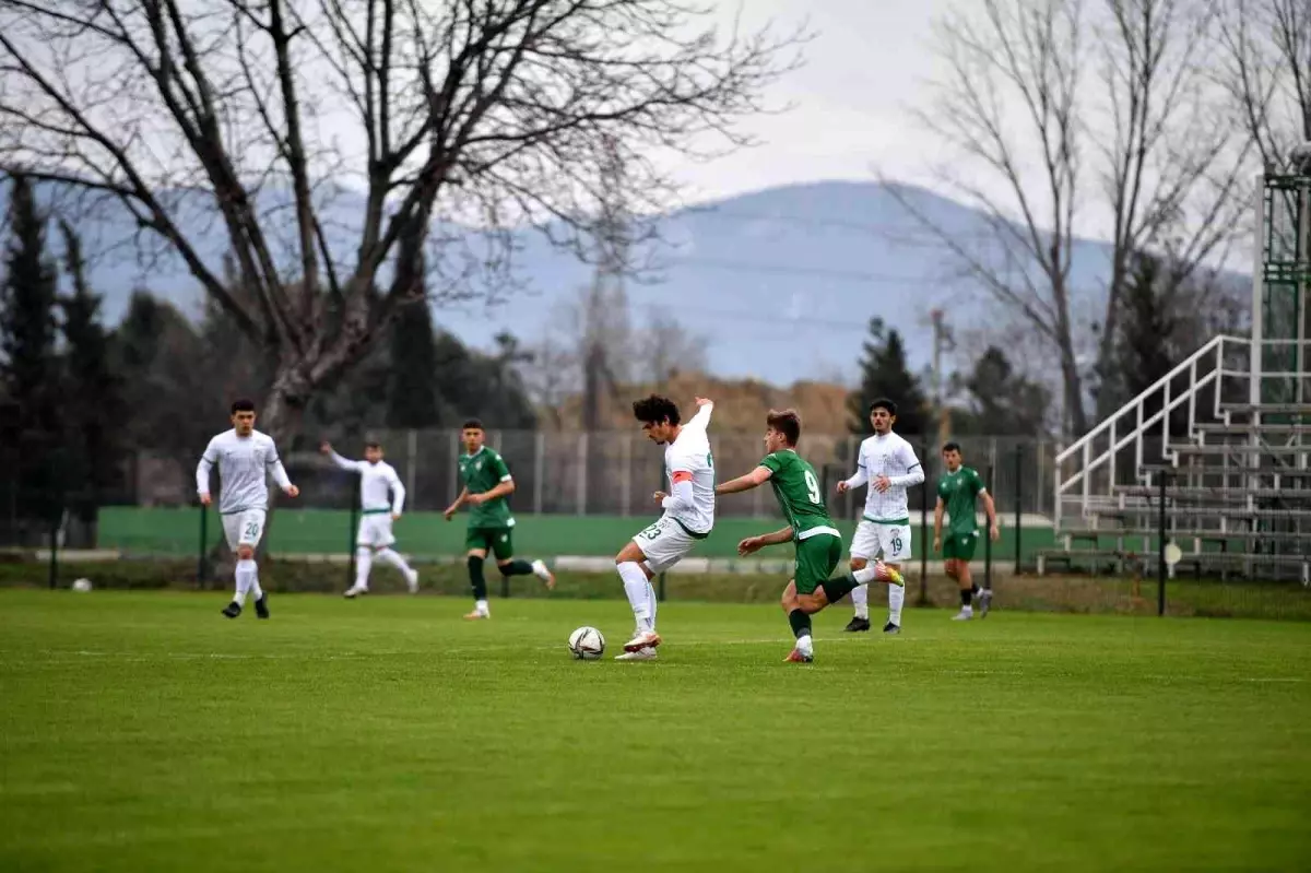 Bursaspor, U19 takımı ile maç yaptı Namiq Alasgarov iki golle yıldızlaştı