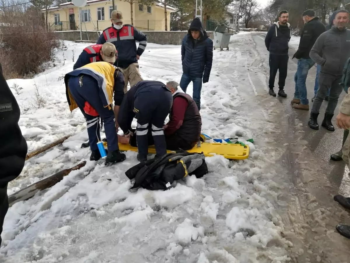 Devrilen tırda sıkışarak yaralanan sürücü kurtarıldı