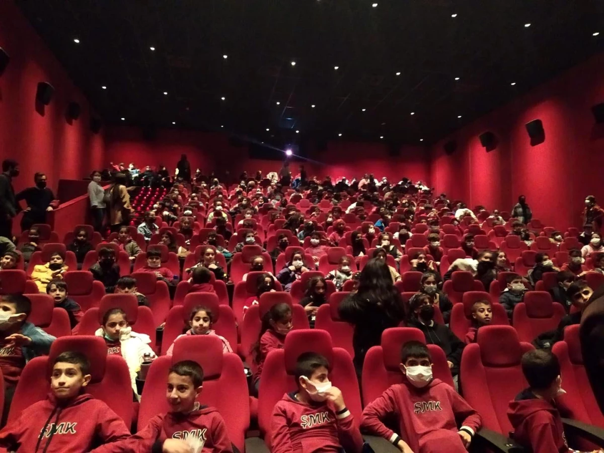 Dilovası\'nda öğrenciler "Kesişme; İyi ki Varsın Eren" filmini izledi