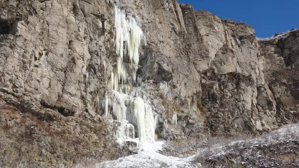 Donan şelale Pamukkale\'yi andırdı