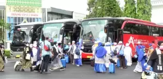 Endonezyalı Müslümanlar umre ziyareti için ülkelerinden ayrıldı