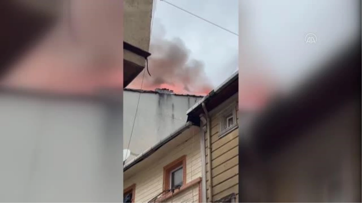 Fatih\'te 4 katlı binanın çatısında çıkan yangın söndürüldü