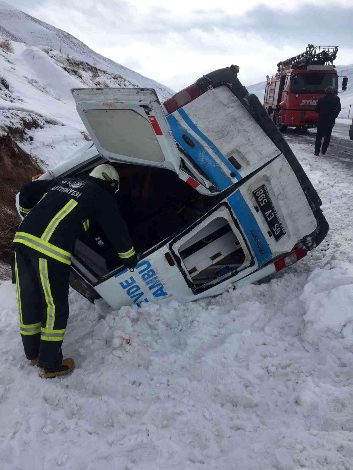 Hasta taşıyan ambulans yan yattı: 5 yaralı