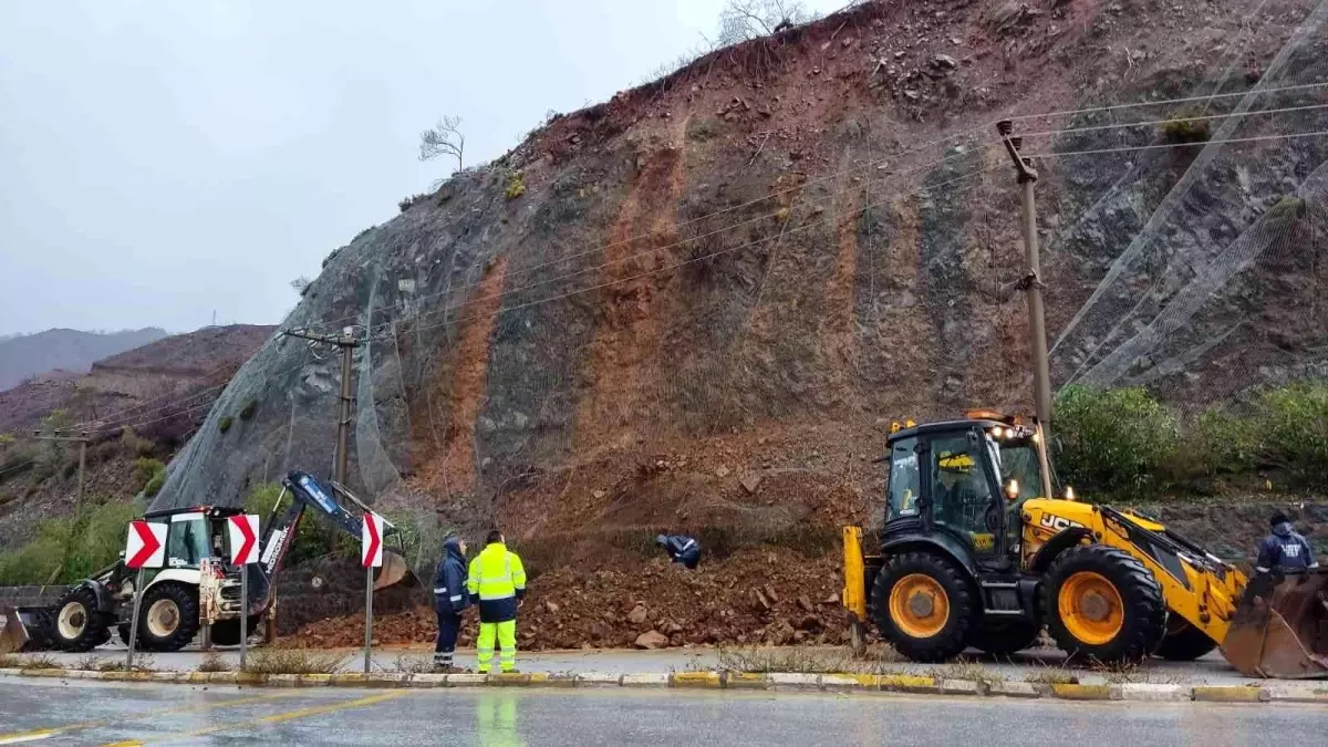 İçmeler\'de heyelan yolu kapattı