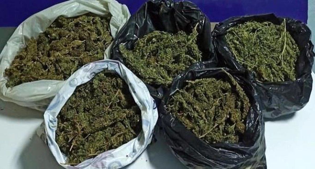 İzmir\'de iş yerinde 2 kilonun üzerinde uyuşturucu ele geçirildi