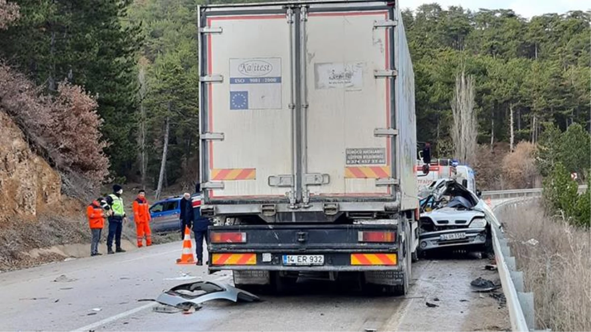 Kamyonla çarpışan otomobilde aynı aileden 4 kişi hayatını kaybetti