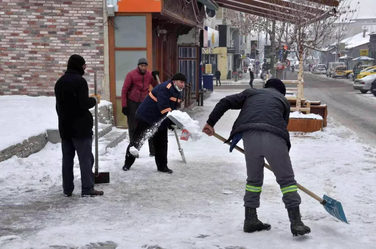 Kars\'ta kaldırımların buz ve karı temizleniyor