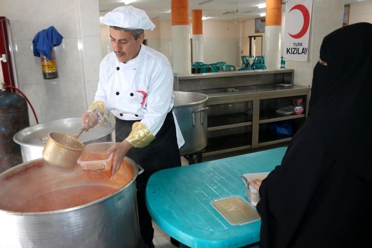 Türk Kızılay, Gazze\'de haftanın 5 günü 400 aileye sıcak yemek veriyor