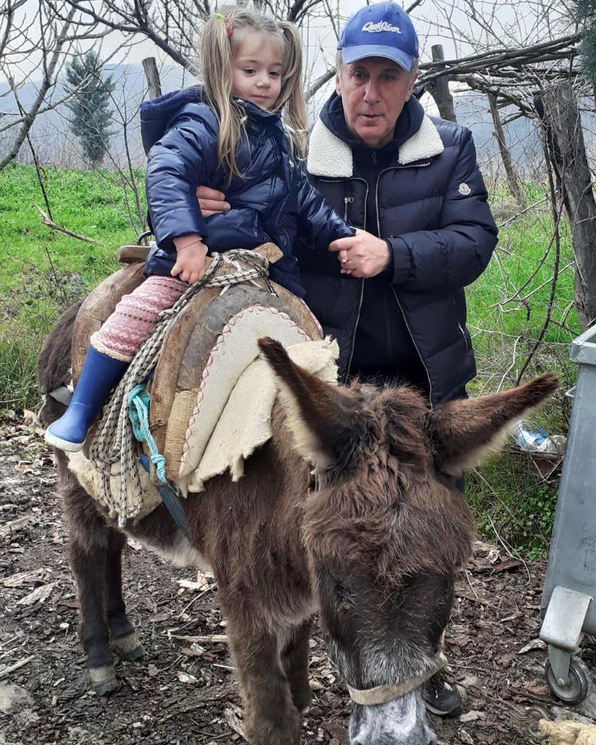 Memleket Partisi Genel Başkanı Muharrem İnce, torununu eşekle gezdirdi