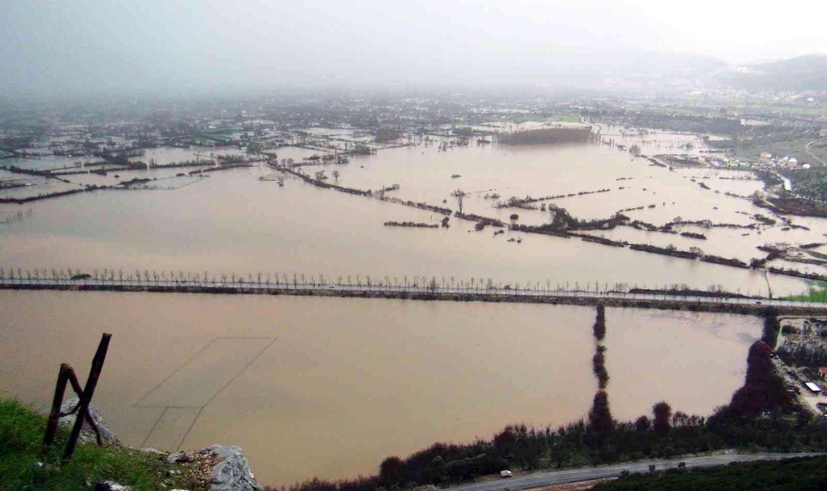 Menteşe'de yağışlar yayla yolunu kapattı