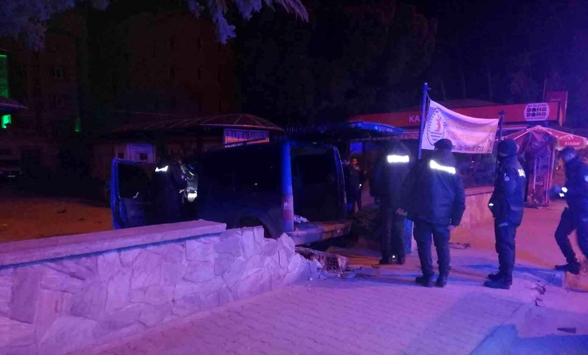 Minibüs garajına çarpan sürücü yaralandı