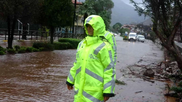 Muğla İl Emniyet Müdürü Dilberoğlu, sağanak yağışın etkili olduğu bölgelerde incelemelerde bulundu