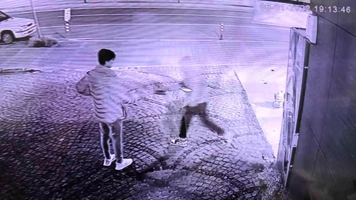 Pendik\'te çocukların enerji içeceği hırsızlığı kamerada