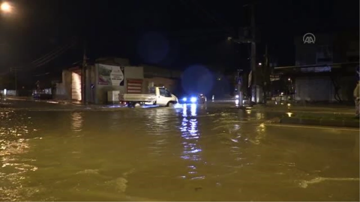 Sağanak nedeniyle bazı evleri su bastı