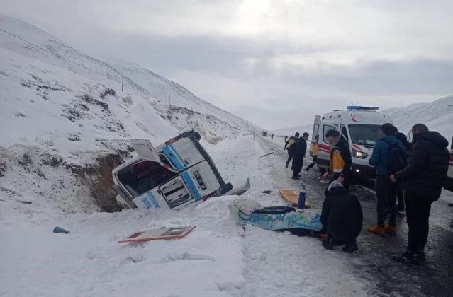 Son dakika haberi | Van'da ambulans devrildi, 5 kişi yaralandı