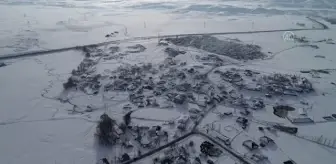 Yarışlara hazırladıkları atlarla kar üstünde antrenman yapıyorlar