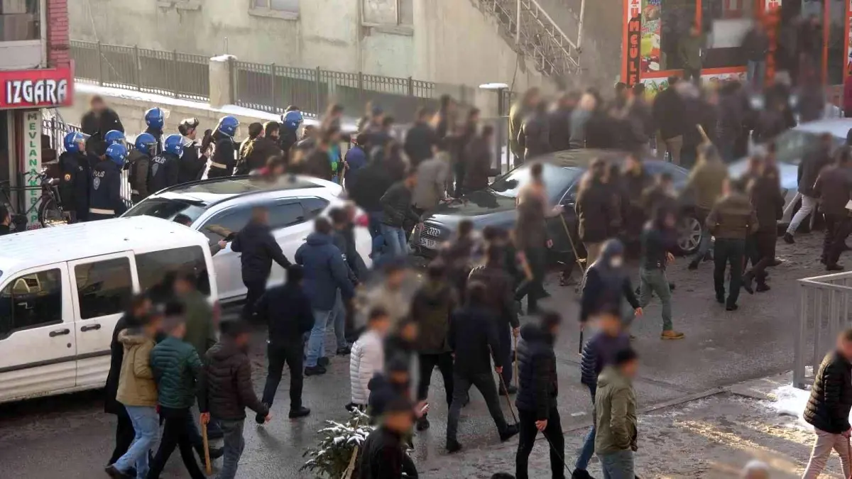 Son dakika haberi: Yüksekova\'da iki grup arasında silahlı kavga: 4 yaralı