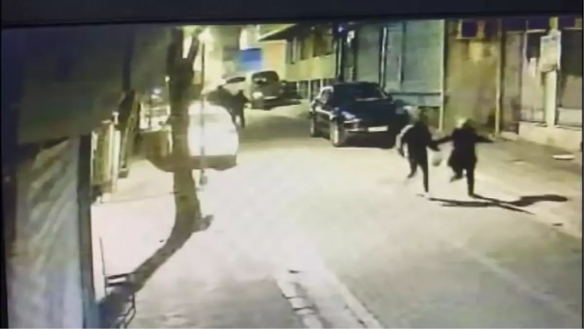 ZEYTİNBURNU\'NDA MASKELİ GASPÇI DEHŞETİ 6 YERİNDEN BIÇAKLAYIP 30 BİN DOLARINI GASP ETTİLER