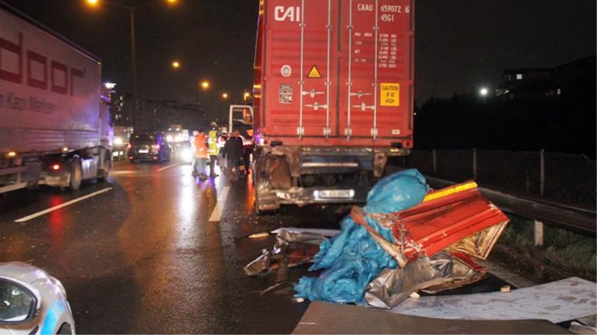 2 tır ve 1 kamyonet birbirine girdi, yakıt deposu patladı! Zincirleme kazada faciadan dönüldü